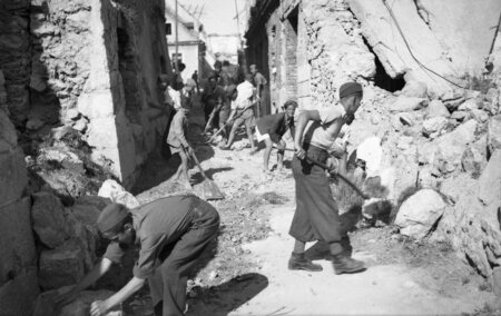 Mladina odstranjuje ruševine v Novem mestu 1945_MNSZS